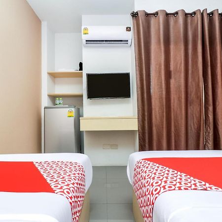 Oyo 127 D-Well Residence Hotel Бангкок Екстер'єр фото