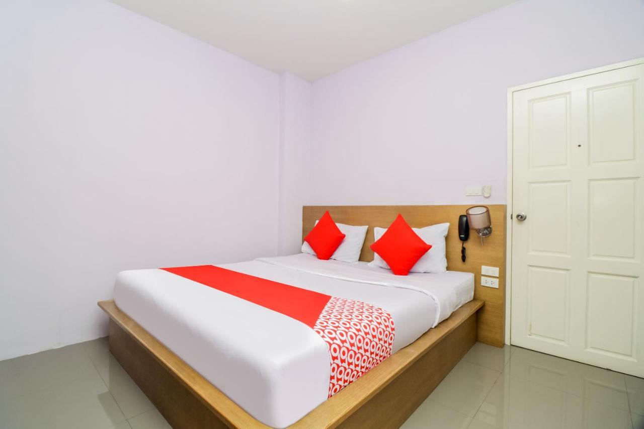 Oyo 127 D-Well Residence Hotel Бангкок Екстер'єр фото