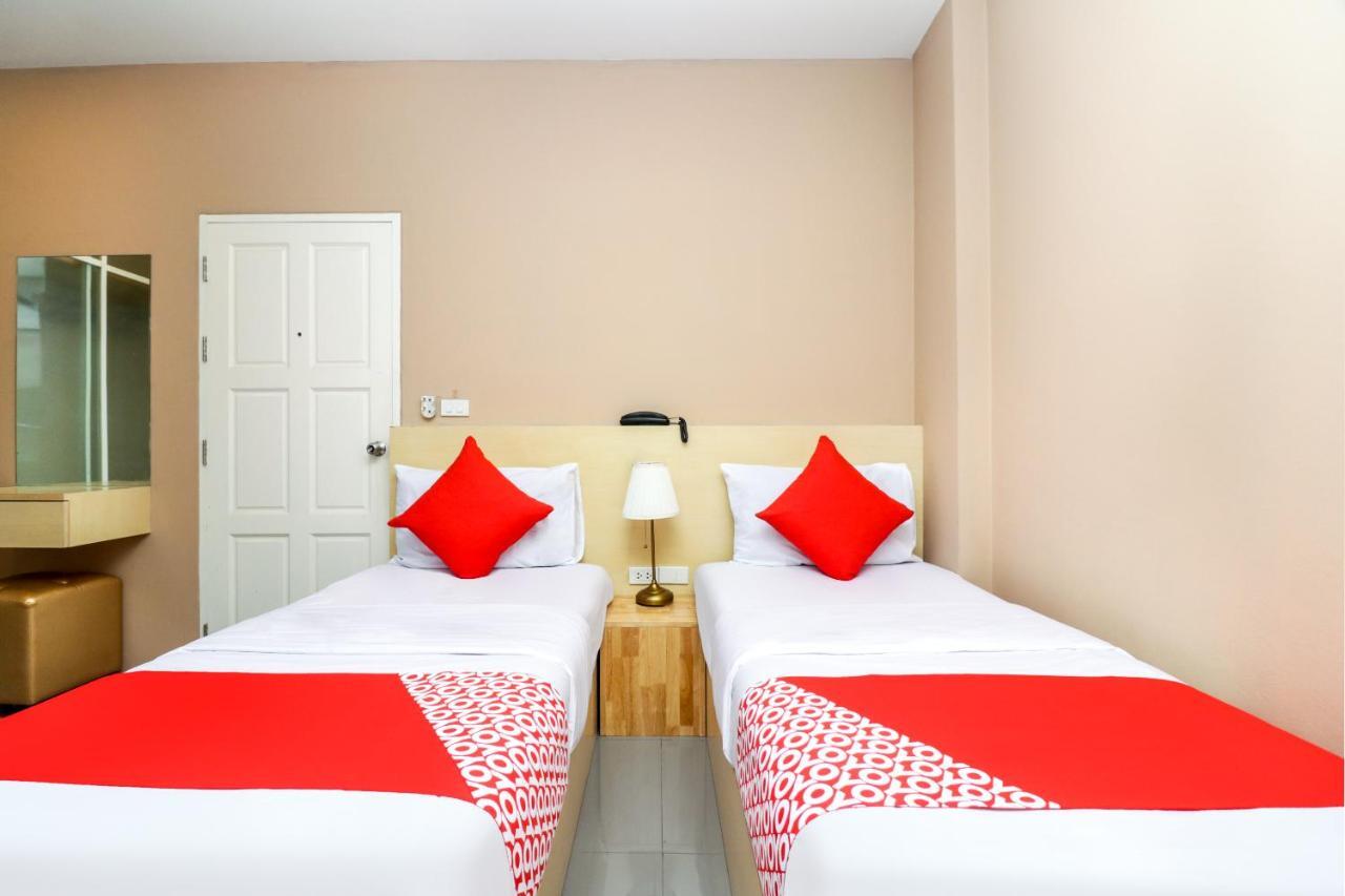 Oyo 127 D-Well Residence Hotel Бангкок Екстер'єр фото