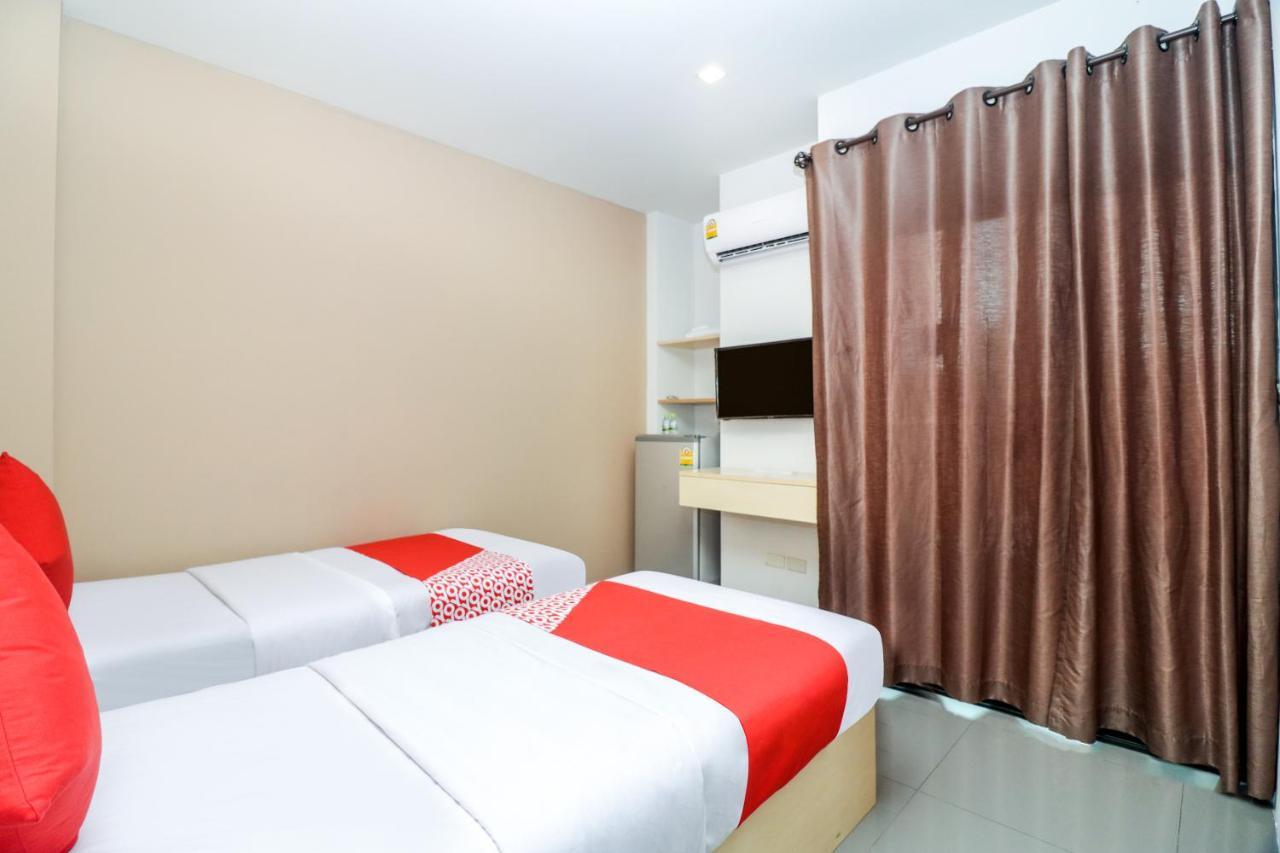 Oyo 127 D-Well Residence Hotel Бангкок Екстер'єр фото